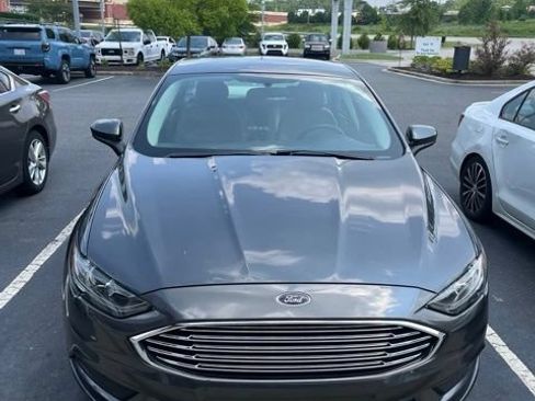 Used 2017 Ford Fusion SE FWD image 3