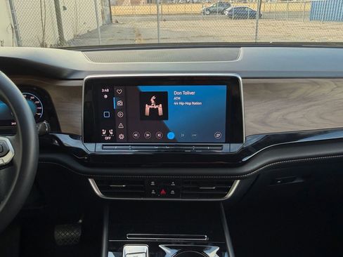 Used 2024 Volkswagen Atlas SE image 17