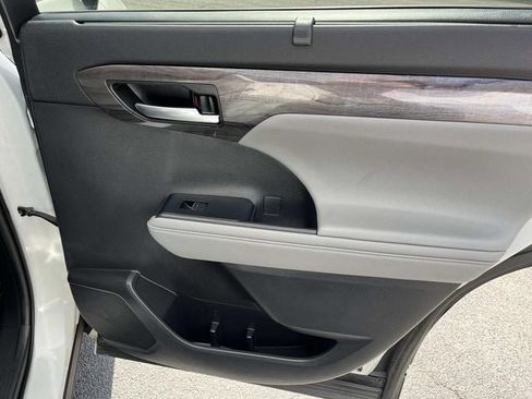 Used 2021 Toyota Highlander Limited image 22