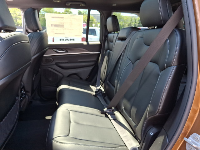 New 2026 Jeep Grand Cherokee Limited w/ Luxury Tech Group II AWD/4WD image 6