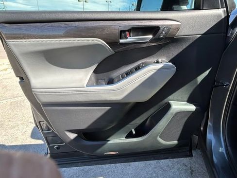 Used 2023 Toyota Highlander Platinum image 11