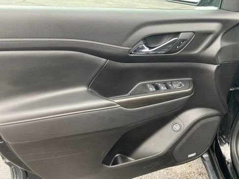 Used 2023 GMC Acadia SLT image 15