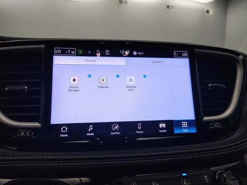 Used 2024 Chrysler Pacifica Touring-L AWD/4WD image 3