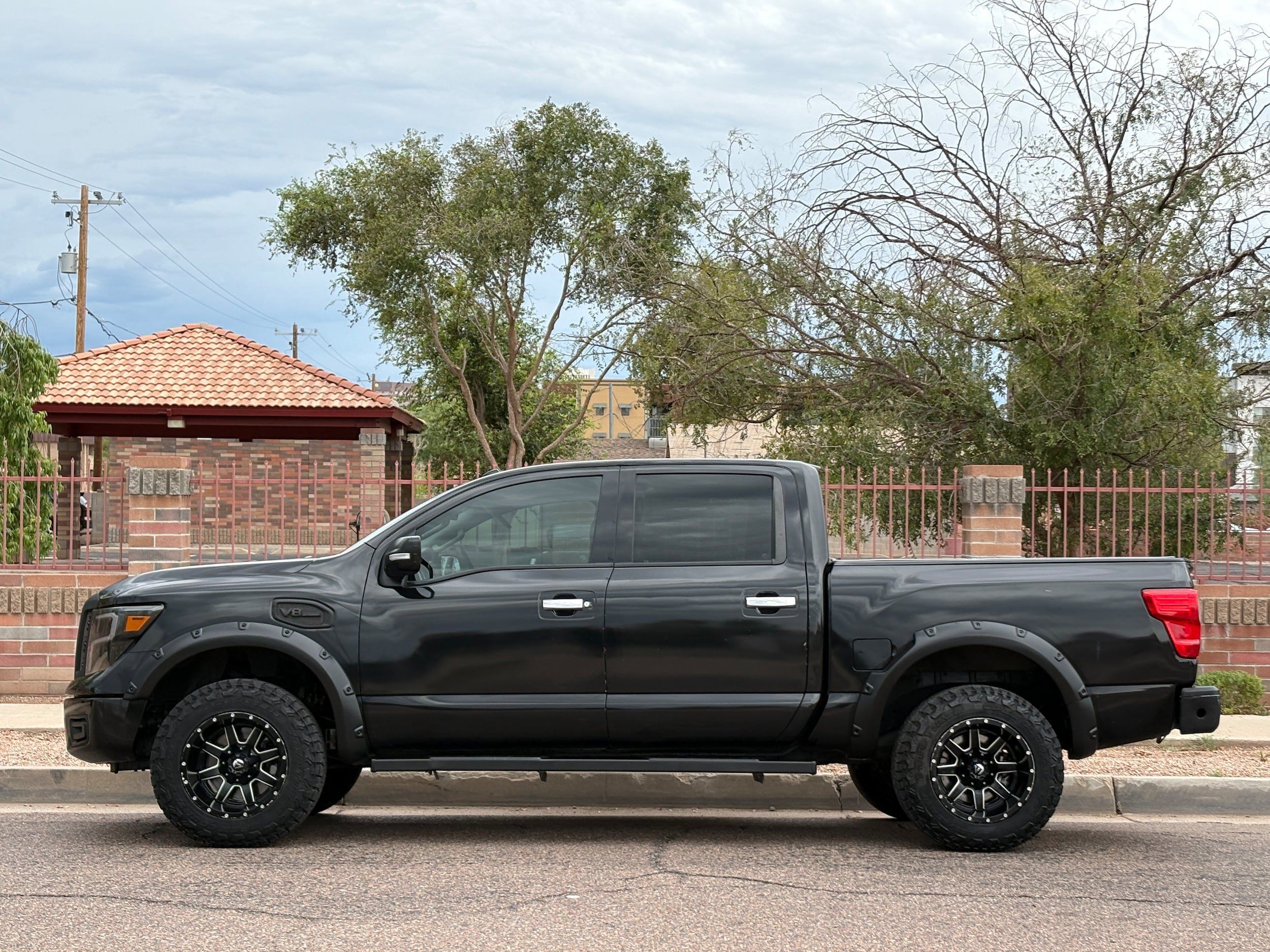 Used 2017 Nissan Titan SV RWD image 3