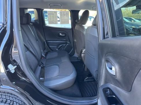 Used 2023 Jeep Renegade Latitude image 24