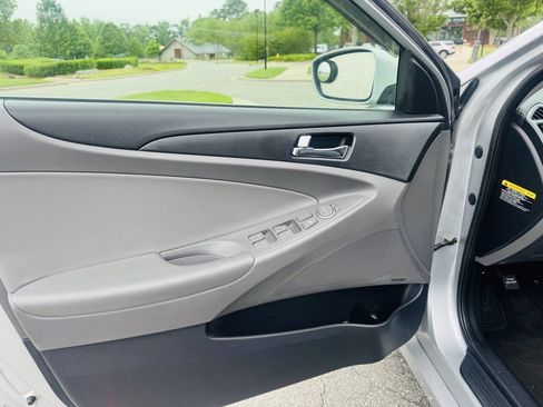 Used 2012 Hyundai Sonata SE w/ Navigation & Sunroof Pkg FWD image 10