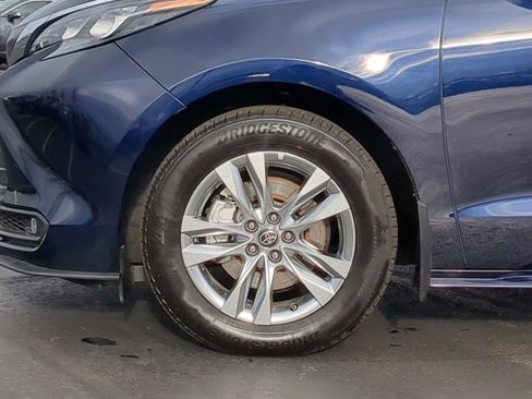 Used 2025 Toyota Sienna XLE image 7