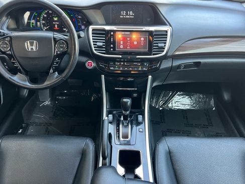 Used 2017 Honda Accord Touring image 4