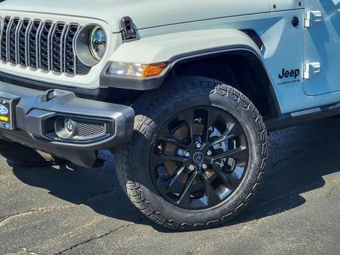 Used 2025 Jeep Gladiator Sport image 4