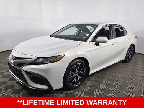 Used 2024 Toyota Camry SE image 3