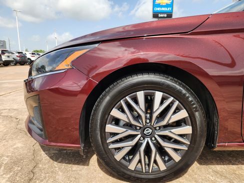 Used 2024 Nissan Altima 2.5 SV FWD image 9
