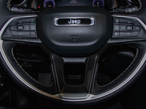 Used 2025 Jeep Grand Cherokee Altitude AWD/4WD image 11