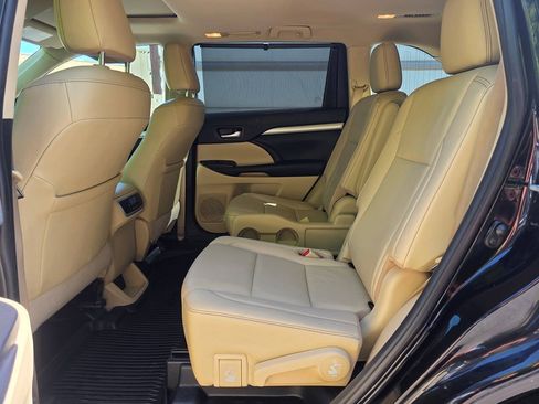 Used 2019 Toyota Highlander XLE AWD/4WD image 31