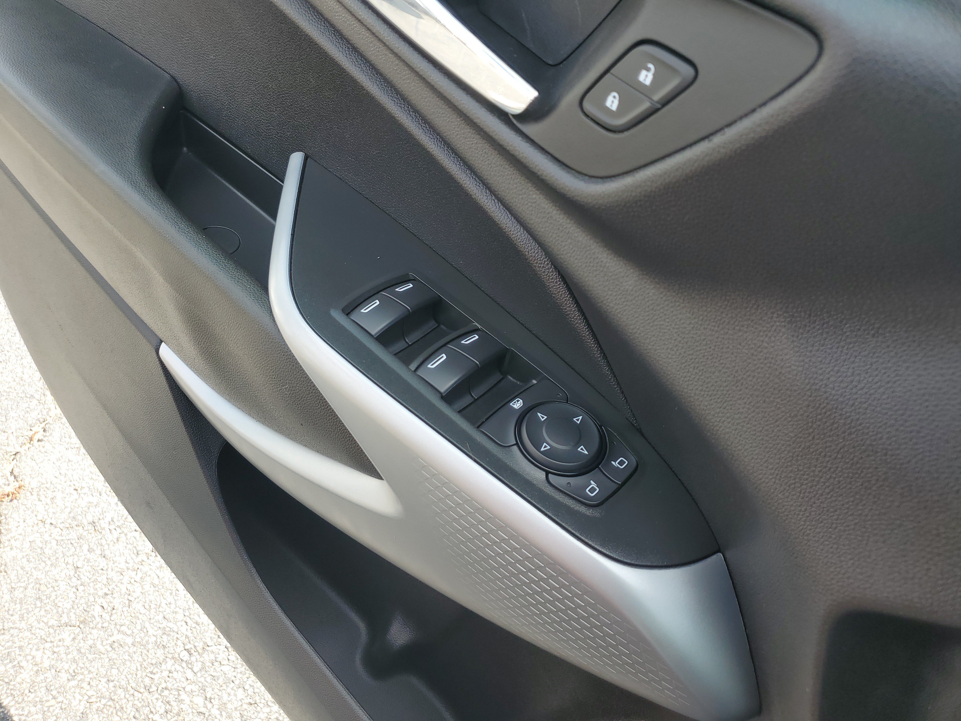 Used 2025 Chevrolet Trax LS FWD image 30