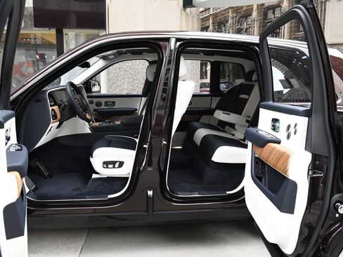 Used 2025 Rolls-Royce Cullinan image 8