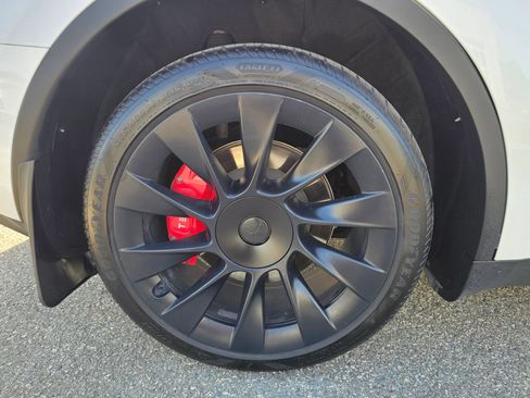 Used 2024 Tesla Model Y Long Range AWD/4WD image 32