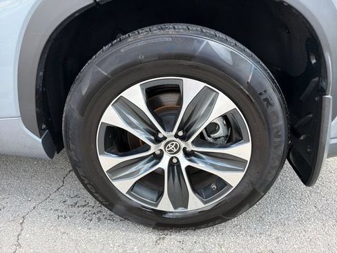 Used 2022 Toyota Highlander XLE AWD/4WD image 31