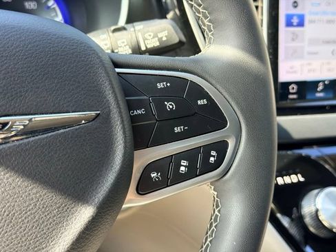 Used 2023 Chrysler Pacifica Touring-L FWD image 11