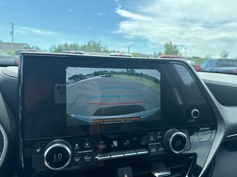 Used 2023 Toyota Highlander XLE AWD/4WD image 24