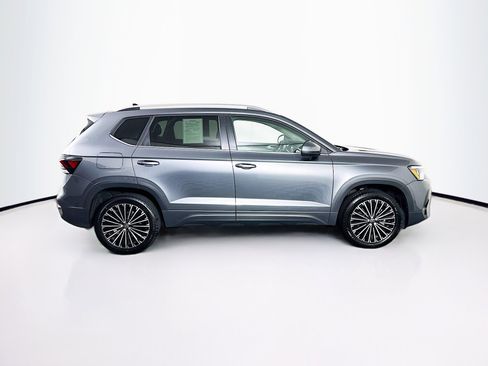 Used 2025 Volkswagen Taos SE FWD image 10