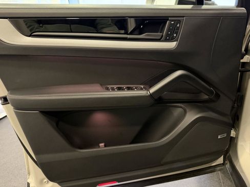 Used 2025 Porsche Cayenne S image 15