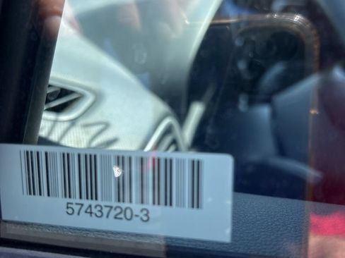 Used 2025 Hyundai Venue SEL FWD image 2