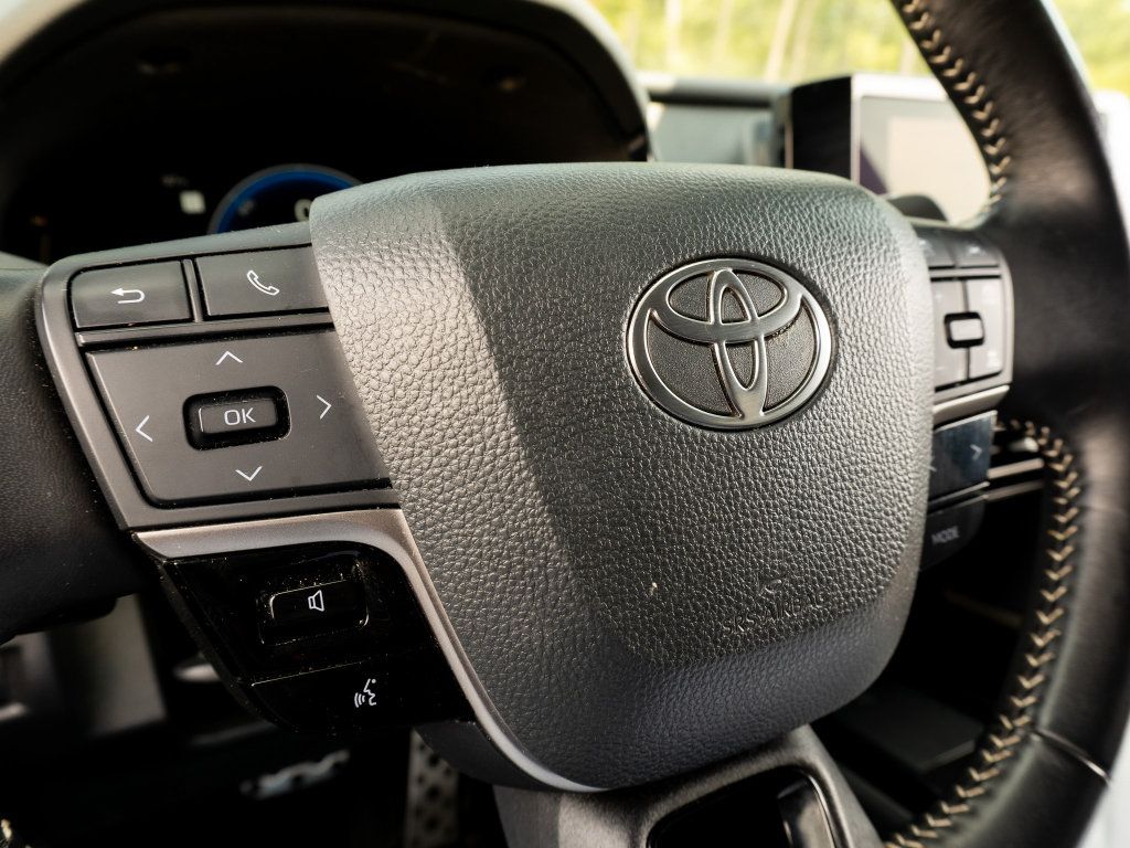 Used 2025 Toyota Camry SE FWD image 31