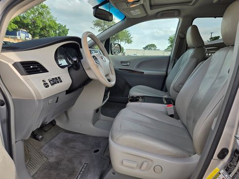 Used 2013 Toyota Sienna XLE w/ Entertainment Pkg FWD image 10