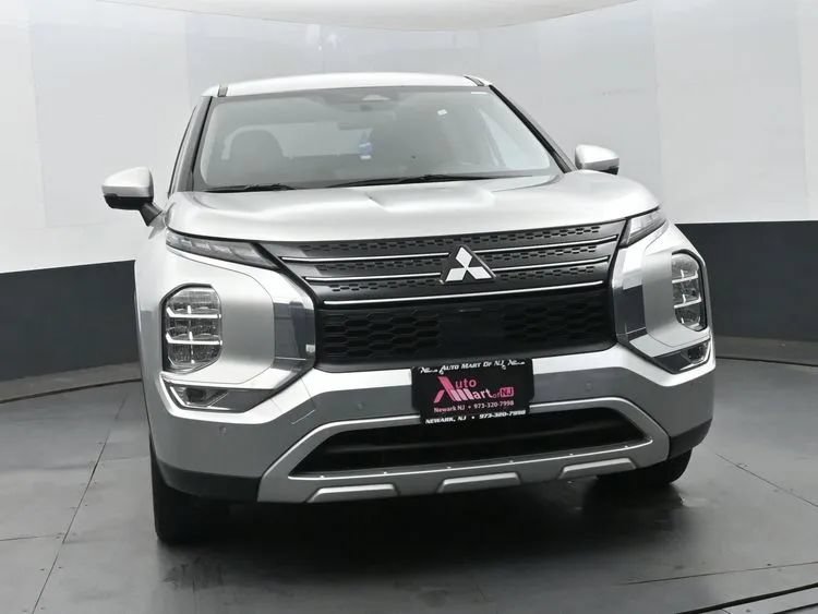 Used 2024 Mitsubishi Outlander FWD image 3