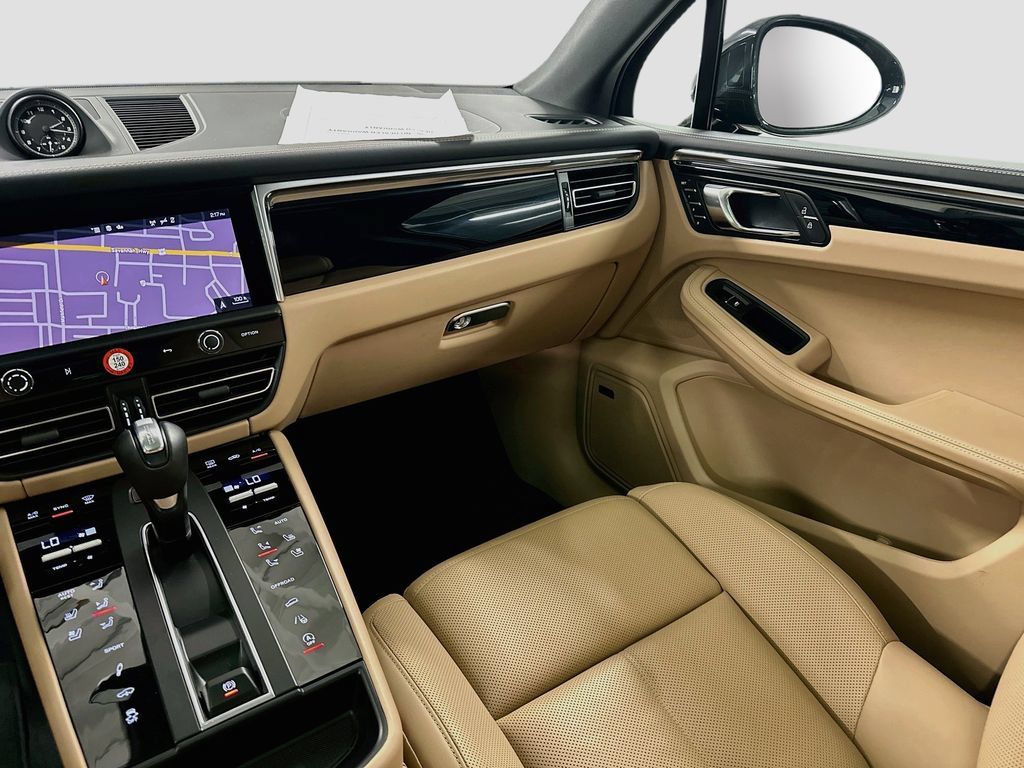 Certified 2025 Porsche Macan AWD/4WD image 24