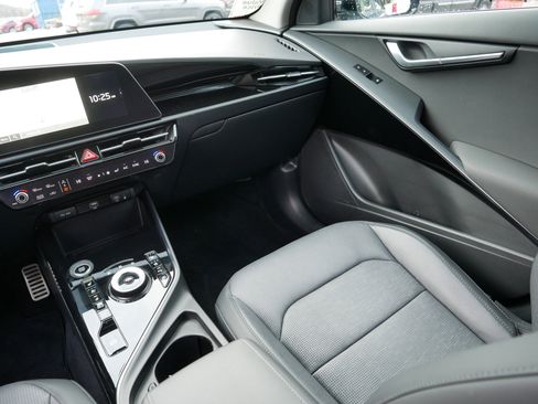 Used 2023 Kia Niro SX Touring image 11