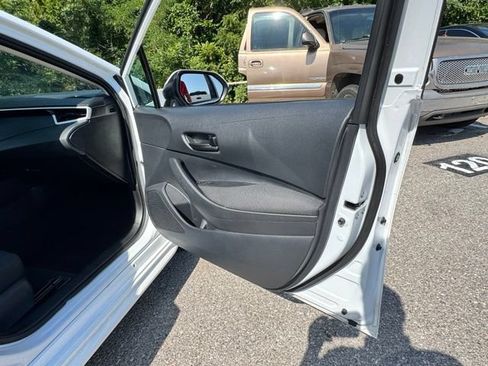 Used 2025 Toyota Corolla LE FWD image 16