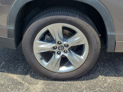 Certified 2019 Toyota Highlander Limited FWD image 9