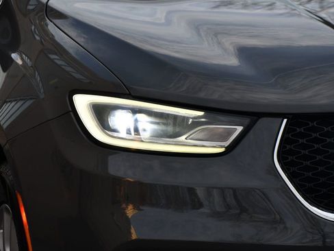 Used 2022 Chrysler Pacifica Touring-L image 11