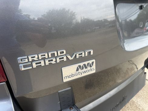 Used 2017 Dodge Grand Caravan SXT FWD image 11