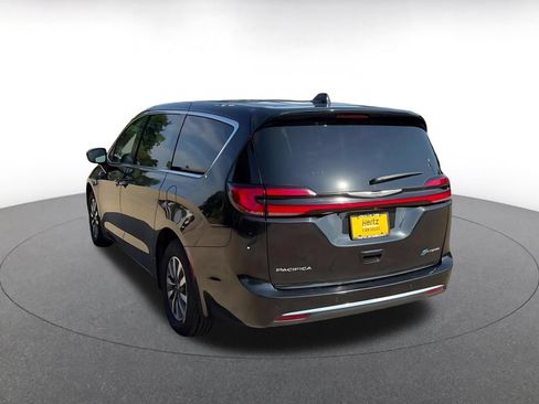 Used 2023 Chrysler Pacifica Touring-L FWD image 11