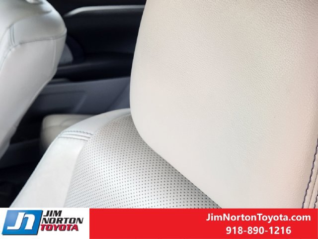 Used 2019 Toyota Highlander Limited FWD image 16