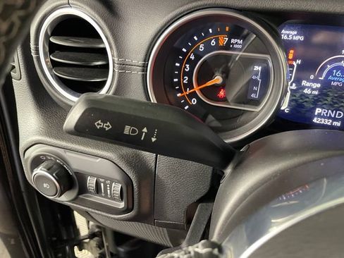 Used 2018 Jeep Wrangler Unlimited Sahara AWD/4WD image 13