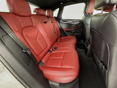 Used 2025 Porsche Macan image 31