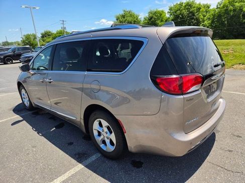 Used 2017 Chrysler Pacifica Touring-L Plus FWD image 14