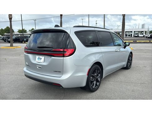 Used 2023 Chrysler Pacifica Limited w/ Uconnect Theater Family Group FWD image 6