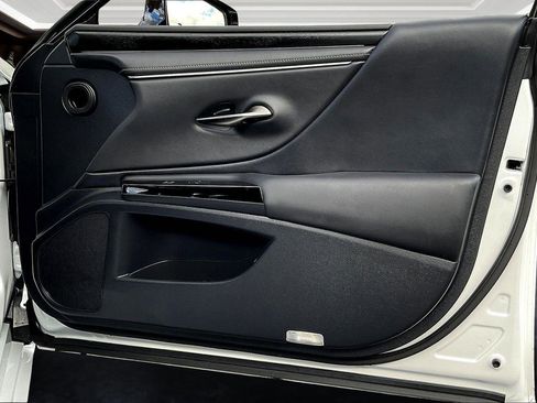 Used 2025 Lexus ES 300h w/ Luxury Package image 19