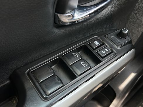 Used 2023 Nissan Titan SV w/ SV Convenience Package RWD image 11