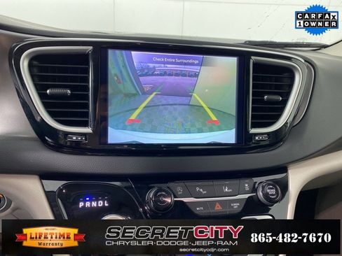 Used 2024 Chrysler Pacifica Touring-L image 21