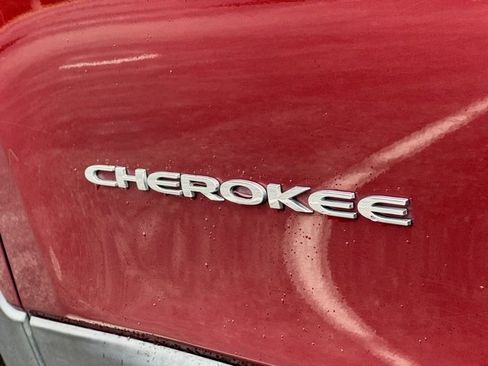 Used 2019 Jeep Cherokee Latitude w/ Popular Appearance Group image 16
