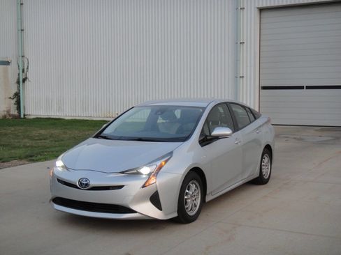 Used 2018 Toyota Prius Two w/ Prius Two Safety Plus Package image 2