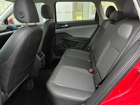 Used 2024 Volkswagen Taos SE image 15