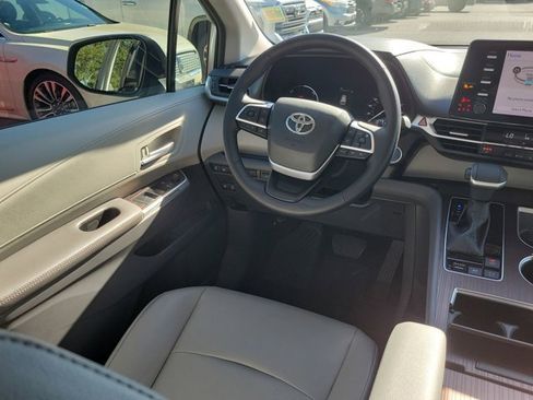 Used 2023 Toyota Sienna XLE image 16