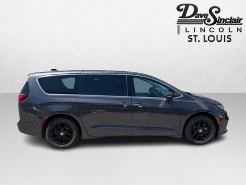 Used 2023 Chrysler Pacifica Touring-L FWD image 2