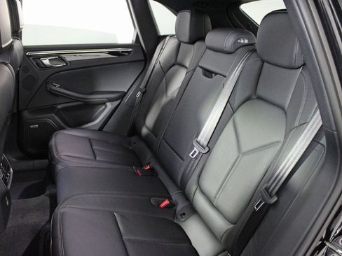 Certified 2025 Porsche Macan AWD/4WD image 35